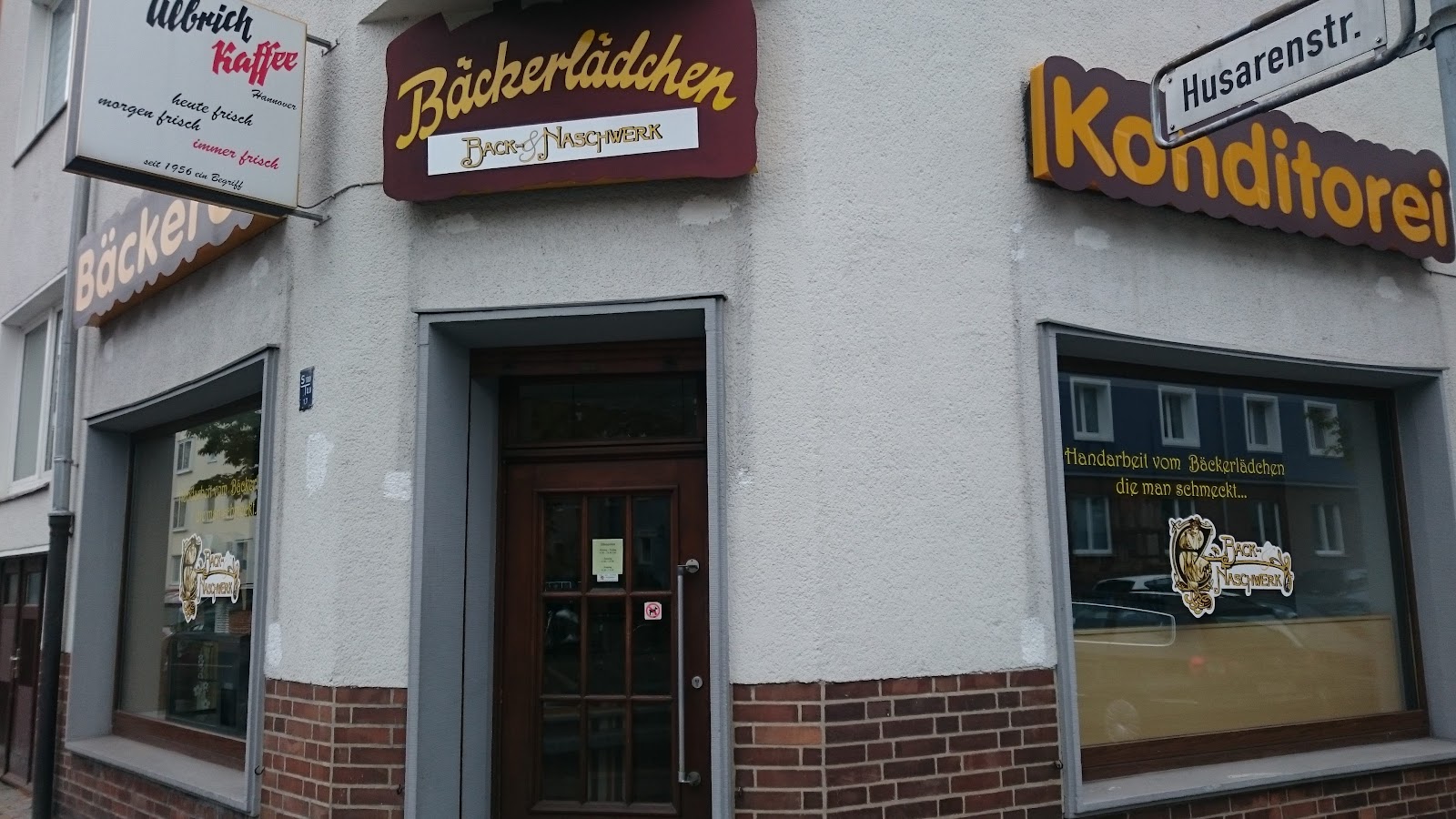 Ladenfront von Back- und Naschwerk mit dem Schild Bäckerlädchen