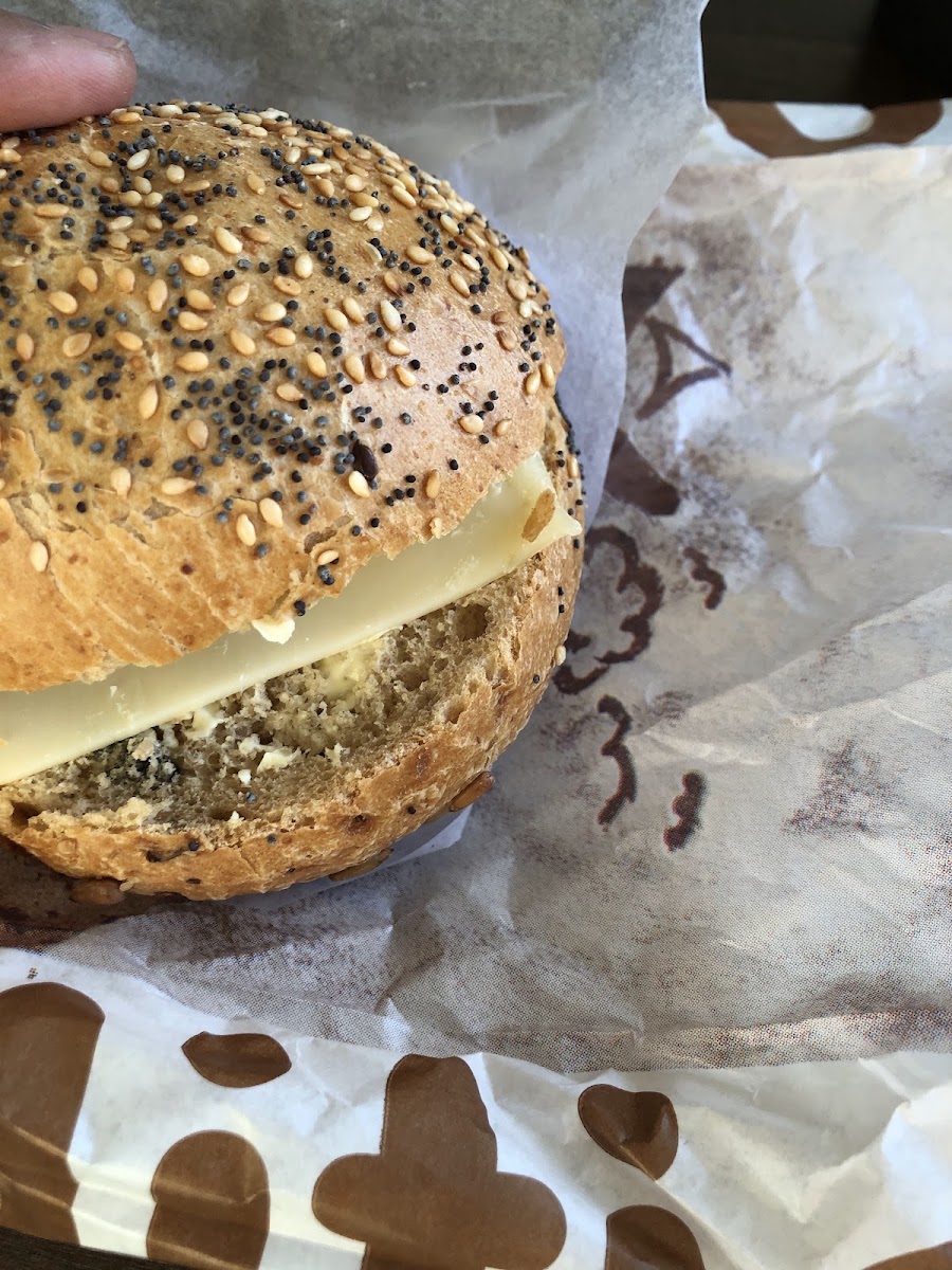 Sesam-Brötchen mit Käse, belegt nach Kundenwunsch