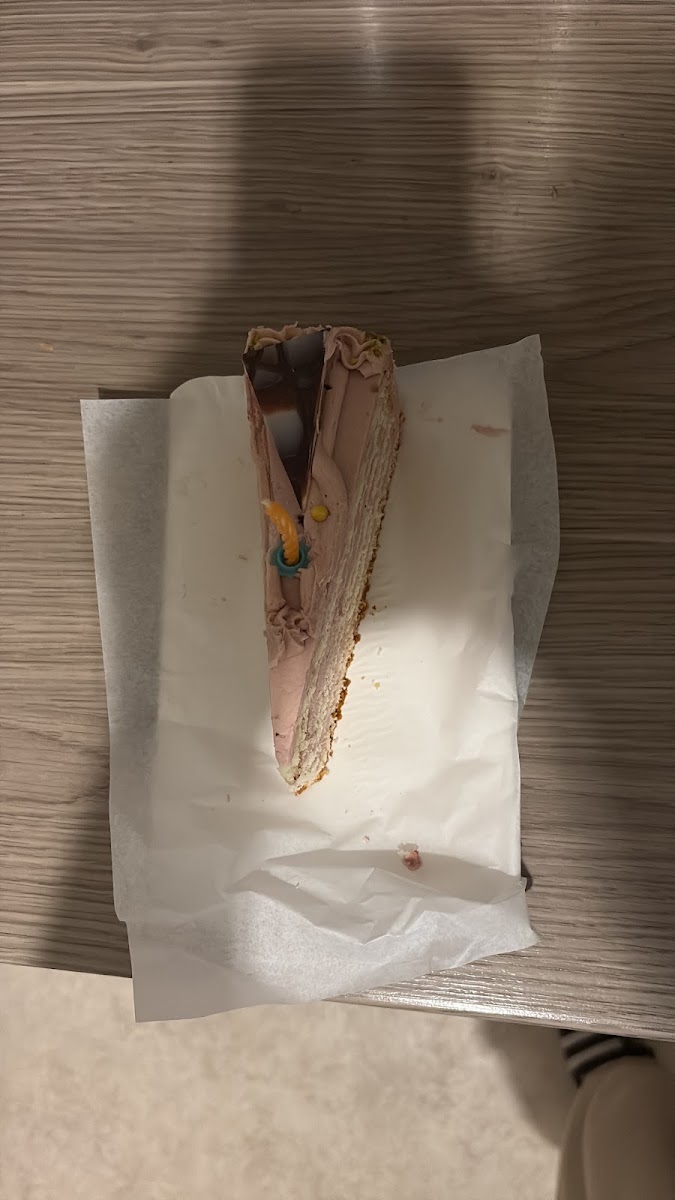 Stück Sahnetorte mit Schokoladenüberzug